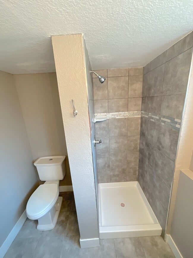 Building Photo - 3 Bedroom Home Available Near S Academy Bl...