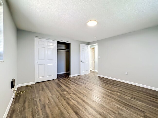 Building Photo - 702 21st Ave W