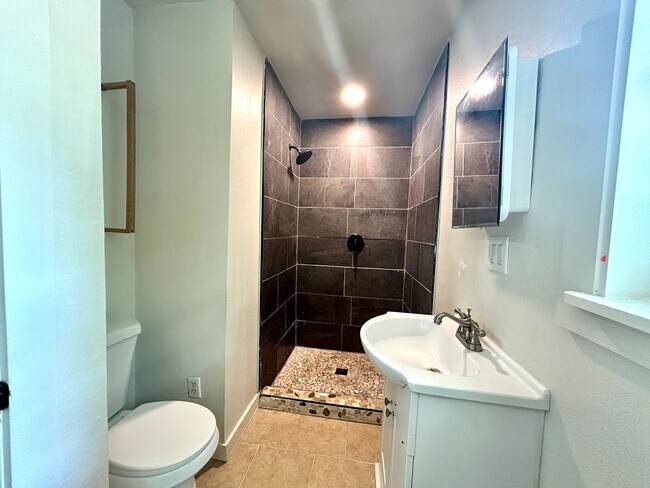 Building Photo - Updated 3 Bed / 2 Bath home with Single Car Garage in Farmington