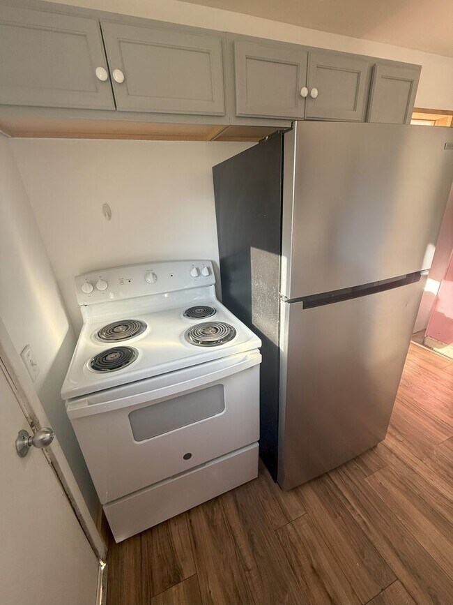 Building Photo - 2-bedroom, 1-bathroom newly renovated