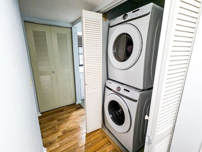 Building Photo - 160 Live Oak Woods Ct