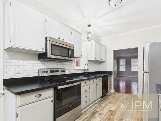 Building Photo - Beautiful 4 Bedroom, 1 Bath Home with Off-Street Parking!!