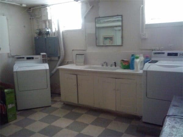 Building Photo - 132 Thorndike St