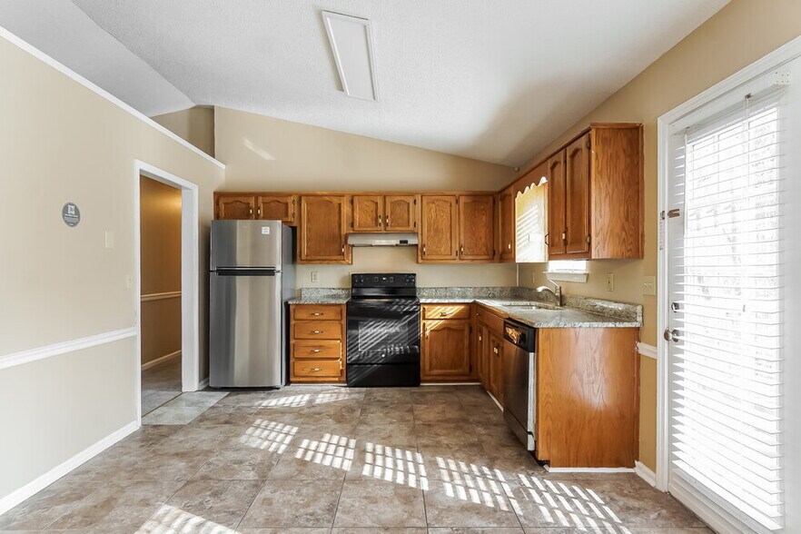 Building Photo - 5811 Willow Crest Dr