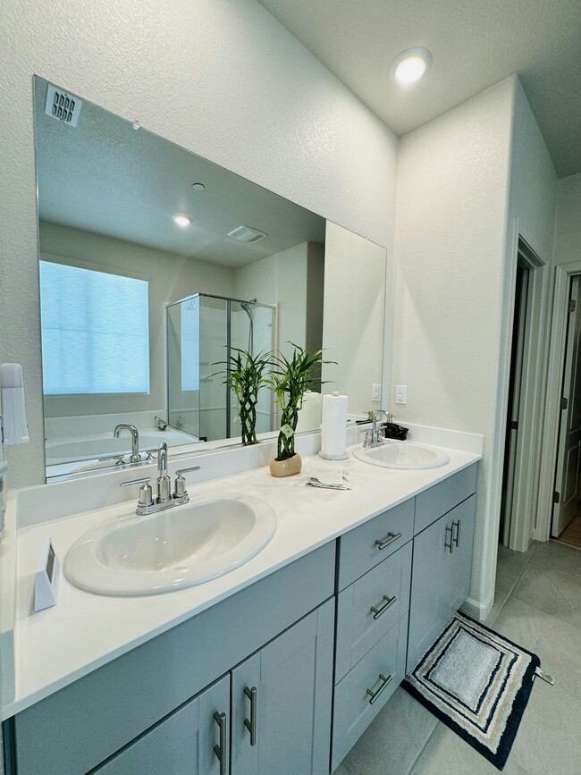 Building Photo - 4018 Kenwood Cir
