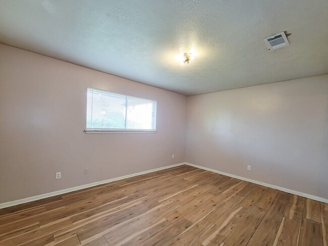 Building Photo - 2114 Yorktown Ct N