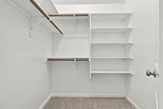Building Photo - 808 Fallbrook Dr