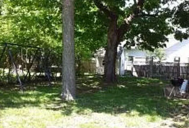 Building Photo - VIDEOTOUR: Remarkable 4-bedroom Home! PETS WELCOME