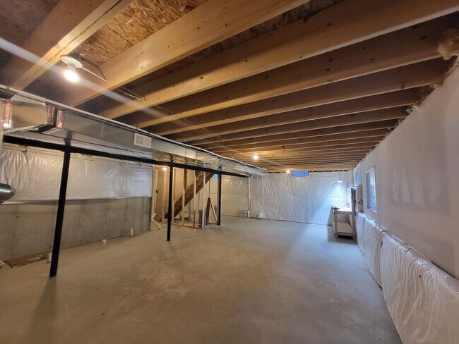 Building Photo - Spacious 4-Bedroom, 2.5-Bath Home Near Dow...