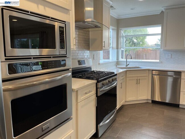 Building Photo - 1393 Arrowhead Ave