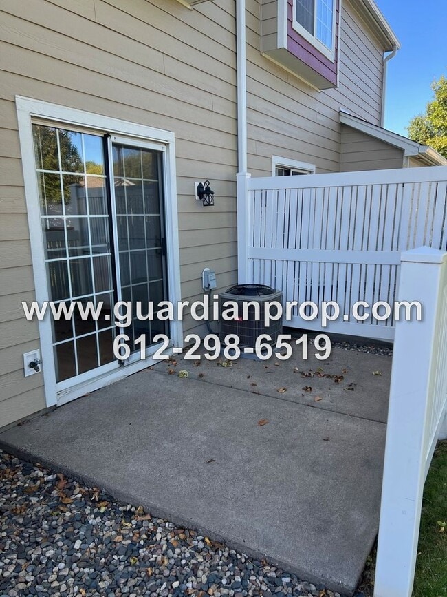 Building Photo - End Unit Townhouse Available October 1st, ...