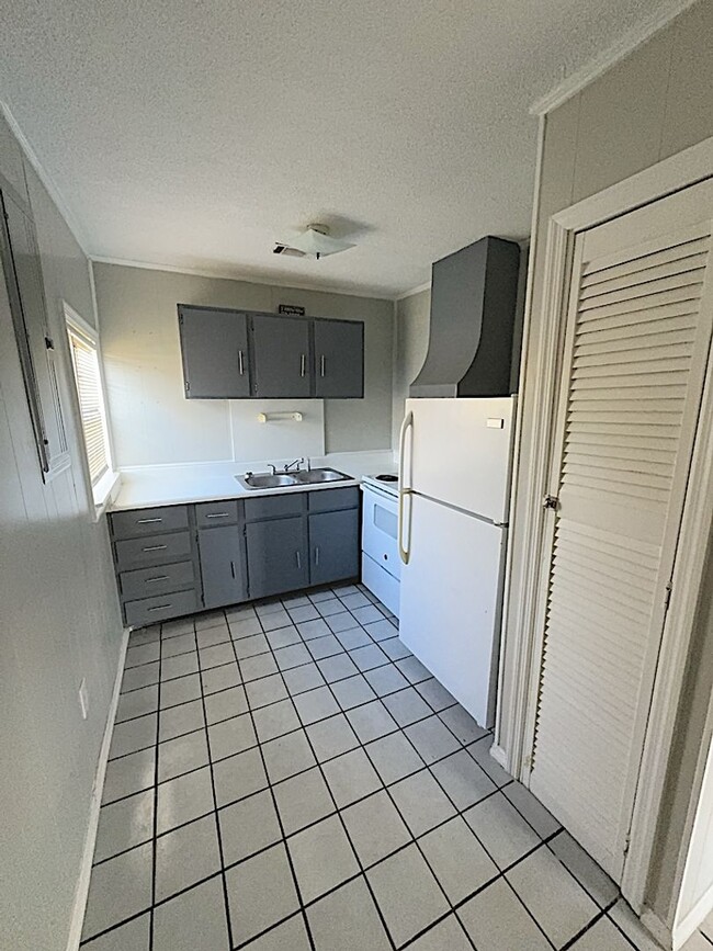 Building Photo - 1 bed 1 bath apartment in Rossville! Half ...