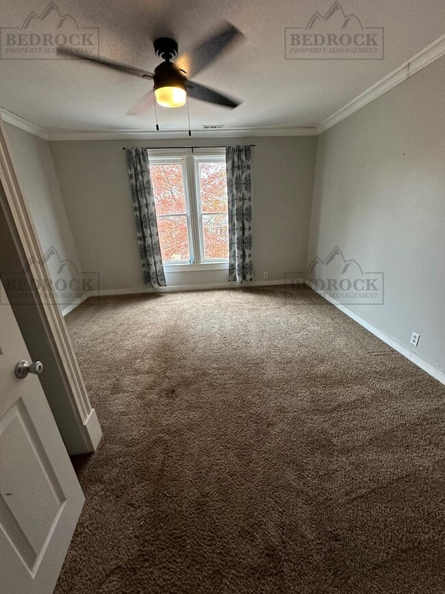 Building Photo - 633 Moulton St E