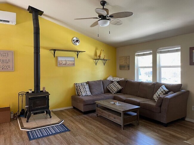 Building Photo - Cute Home in SW Bend