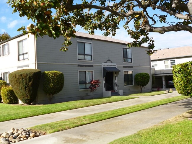 Facade - 1607 Santa Clara Ave