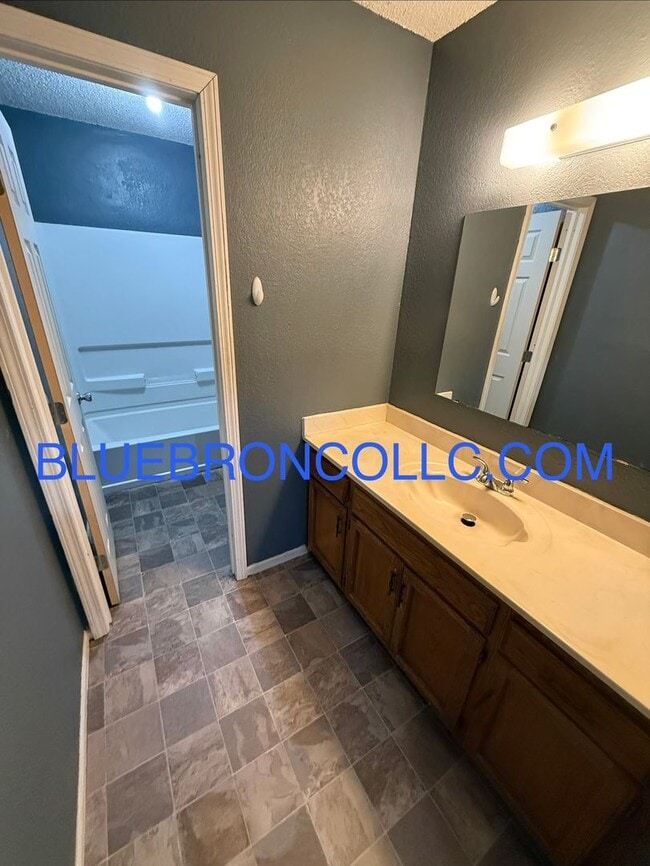 Building Photo - This one will go fast, marvelous 3 bedroom for great price in Lee's Summit