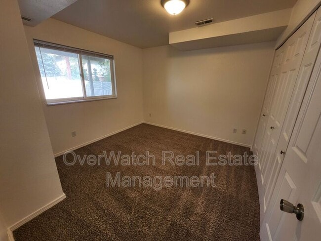 Building Photo - 705 Pearl Dr