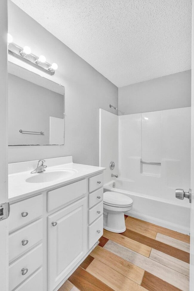 Building Photo - Second Floor Apartment Available in Wilmington!