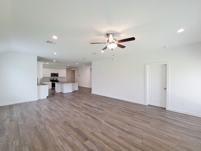 Building Photo - This stunning 4-bedroom, 2-bathroom Rosharon lease features modern upgrades, an open-concept layo...