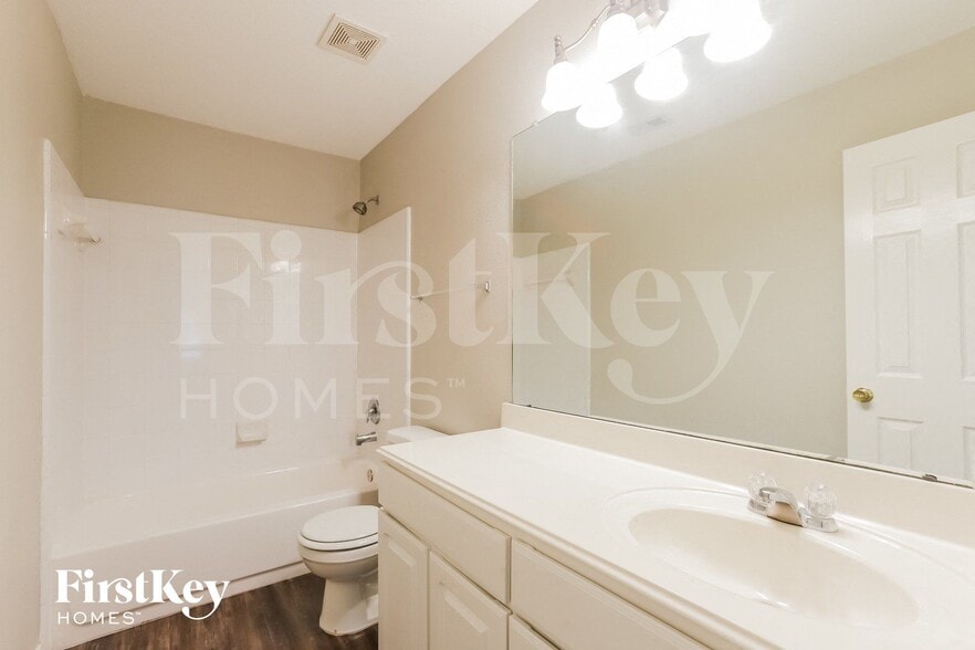 Building Photo - 16985 Valiant Oak St