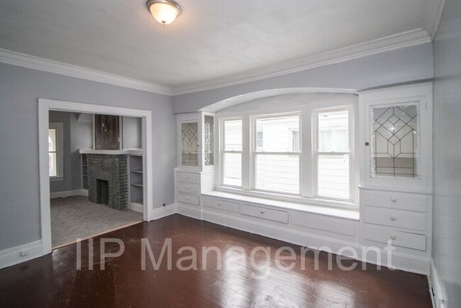 Building Photo - Charming and Refinished 2 Bedroom in Cleve...