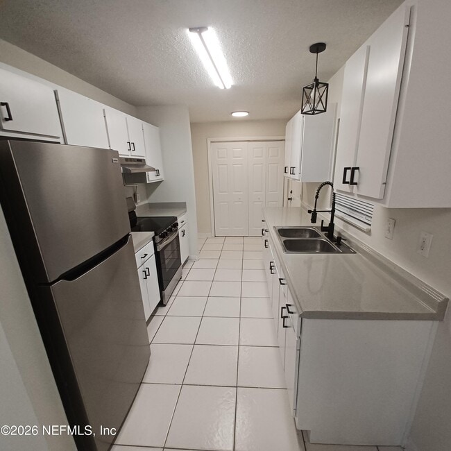 Building Photo - 253 Stillwell Ave