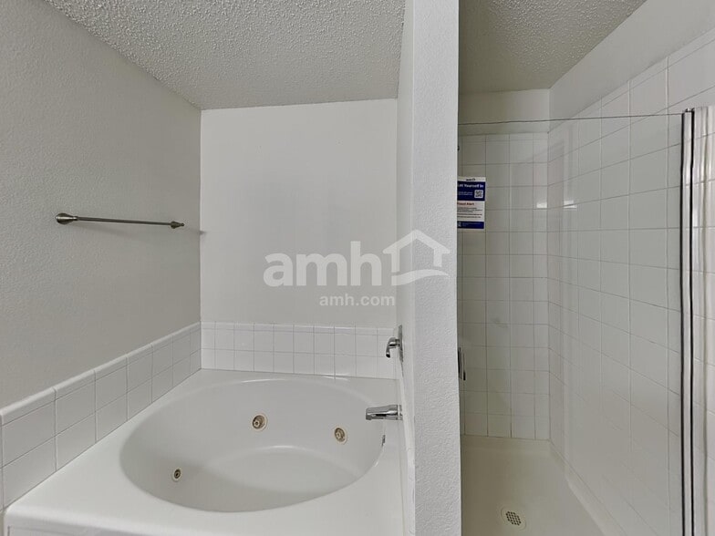 Building Photo - 2440 Marimont Ln