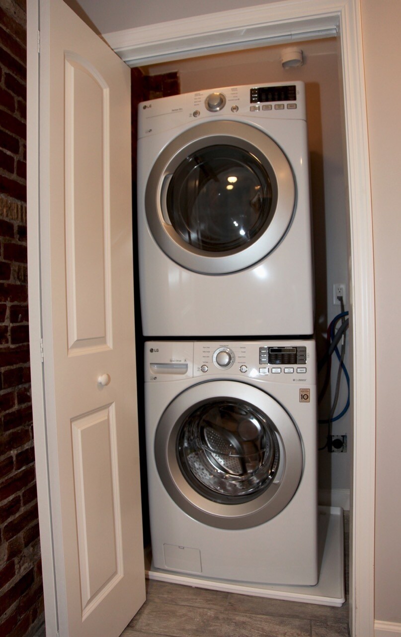 Building Photo - 323 Parkwood Ave