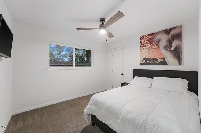 Building Photo - 9618 Glenwood Forest Dr