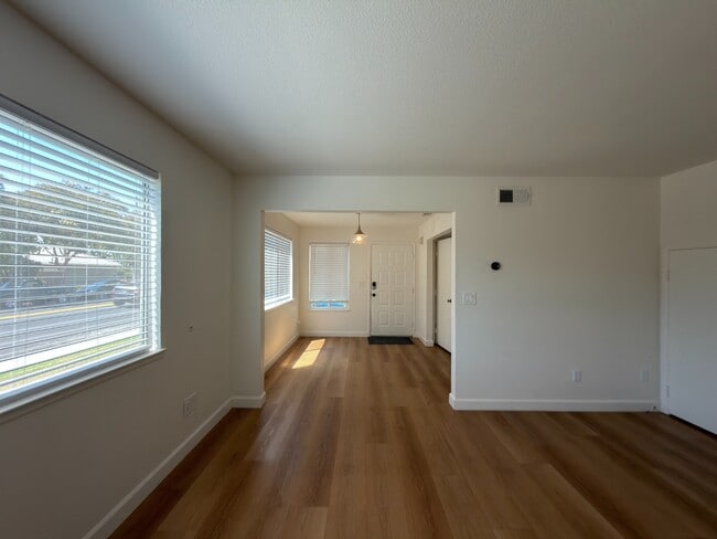 Building Photo - Prime Santa Clara Location | Bright 3BR/2.5BA End-Unit | 2 Primary Suites | Central Heat & AC