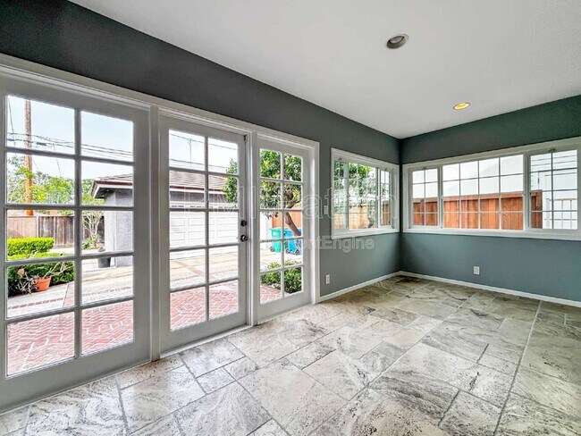 Building Photo - 5147 E Los Flores St