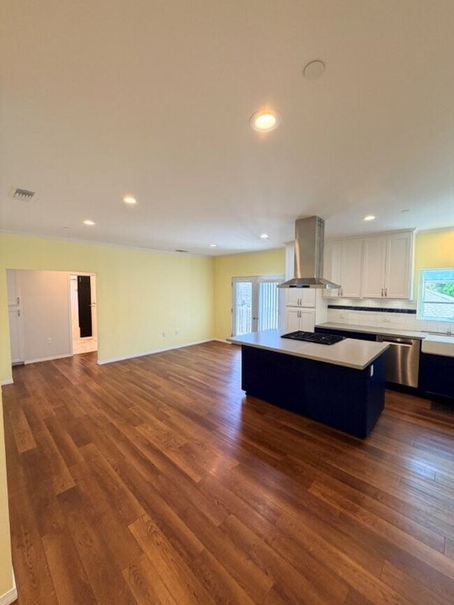 Building Photo - 4545 Vesper Ave