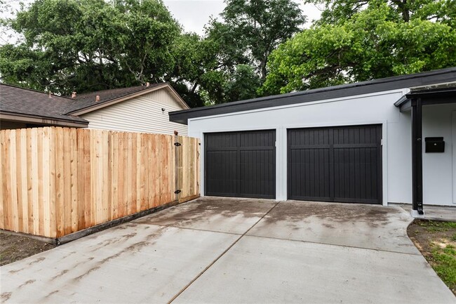 Building Photo - 10937 Greenwillow Dr