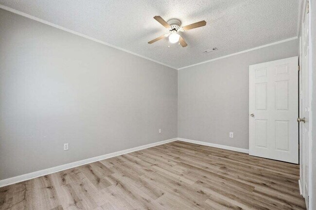 Building Photo - A small-town charm ready for move in!