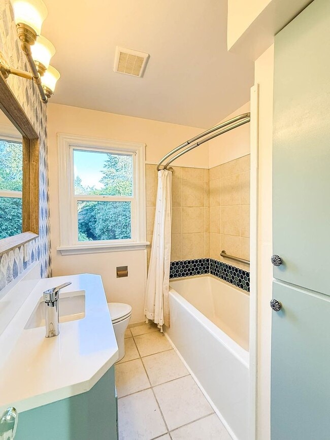 Building Photo - Beautiful Home in Convenient Northgate Location