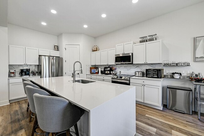 Building Photo - 104 Desert Rose S