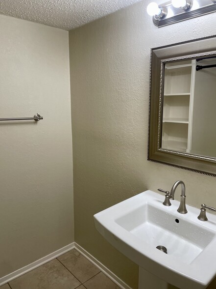 Second ensuite bathroom - 3100 Fairfield Ave