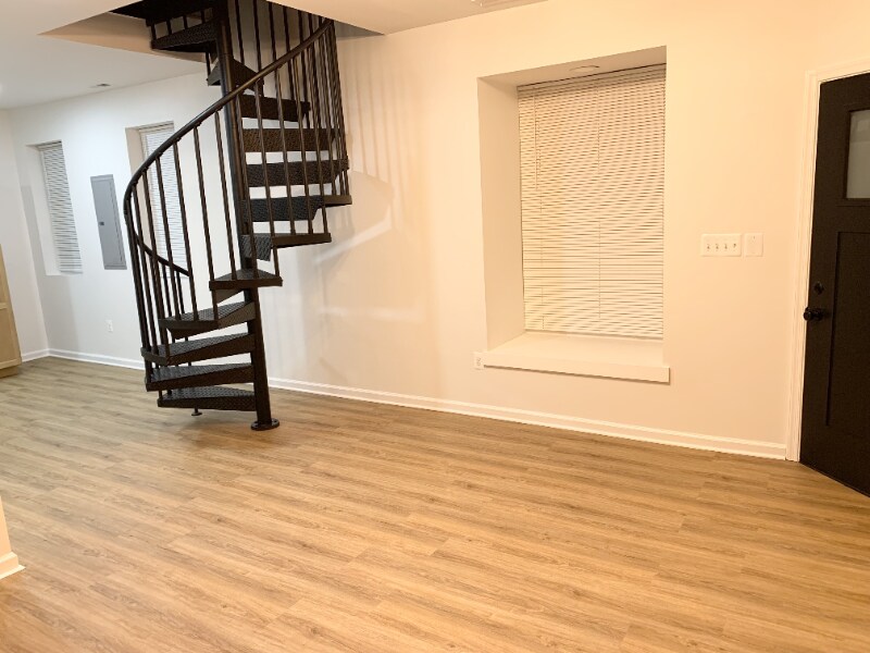 Building Photo - 1600 S Charles St