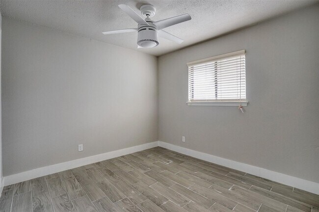 Building Photo - 3805 W Rochelle Rd