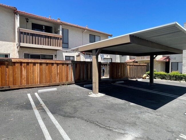 Building Photo - Beautiful Updated 3 Bedroom, 2 1/2 Bath Condo