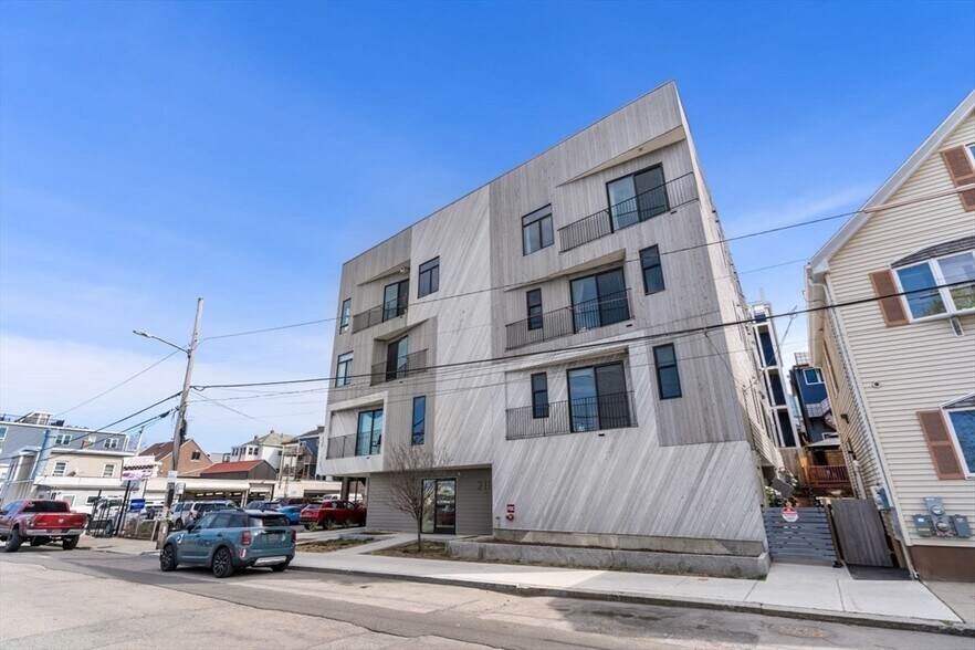 Building Photo - 211 Condor St