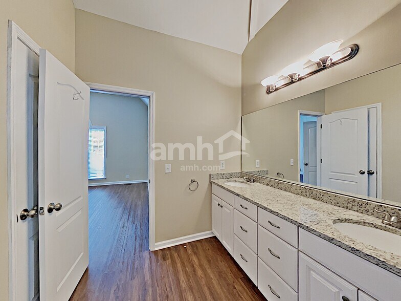 Building Photo - 4002 Greentree Ct