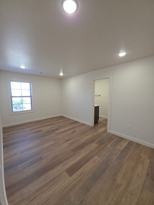 Building Photo - 703 W 12th St