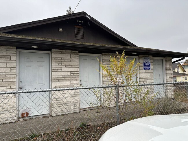 Building Photo - L996