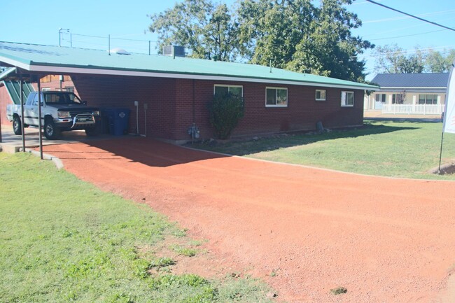 Building Photo - Updated Classic - Mid Century 4/2 2600 sf. All one level.