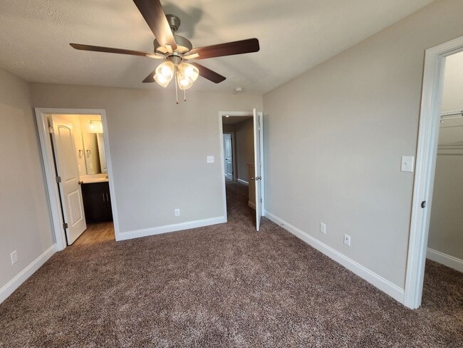 Building Photo - 3 Bedroom 3 Bath End Unit Townhome