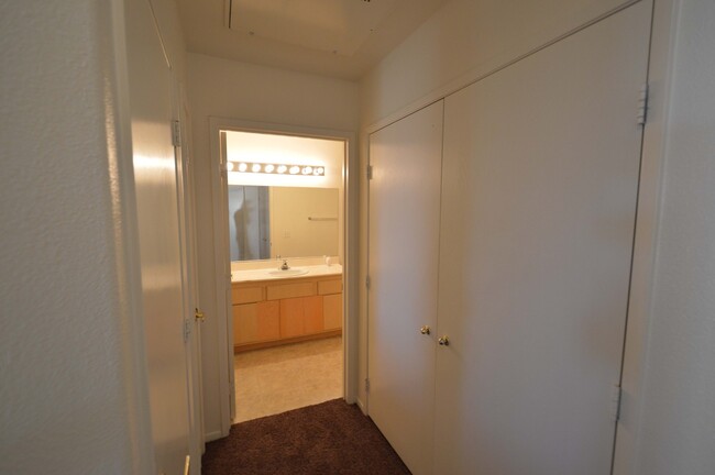 Building Photo - 2nd Floor Condo in a Gated Northeast Commu...