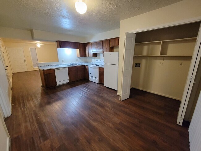 Building Photo - College Station - 2 bedroom - 1.5 Bath dow...