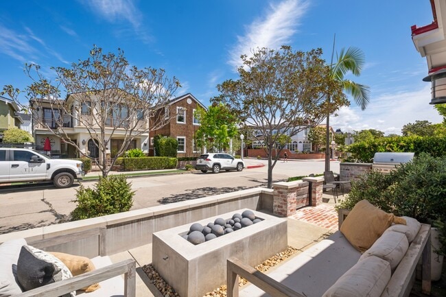 Building Photo - 2035 Miramar Dr