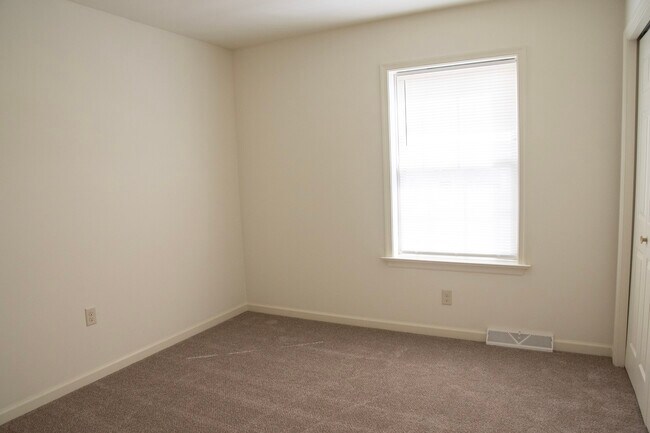 Building Photo - 320 Meadow View Dr